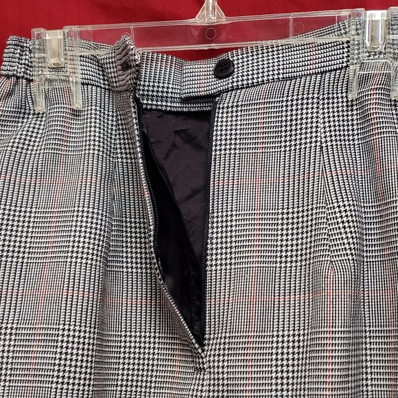 Size 2 Plaid pattern Business Suit Jacket with complimentary matching skirt. - Picture 8 of 10